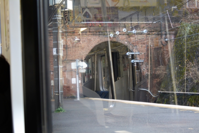 鉄道乗車記録の写真:駅舎・駅施設、様子(3)        「ホームの両端がトンネルになっている珍しい駅です。」