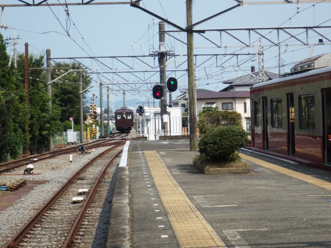 鉄道乗車記録の写真:駅舎・駅施設、様子(5)        「ホームの先に留置されたコデ165が止まっています。」