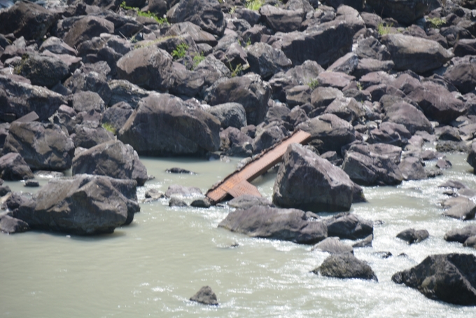 鉄道乗車記録の写真:車窓・風景(42)        「川に落ちている何かの残骸」