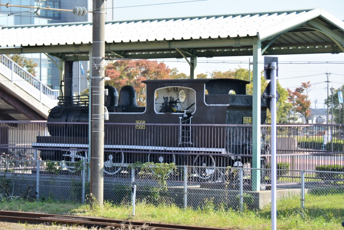 鉄道乗車記録の写真:駅舎・駅施設、様子(3)        「駅前に保存されている蒸気機関車
形式230の268号機」