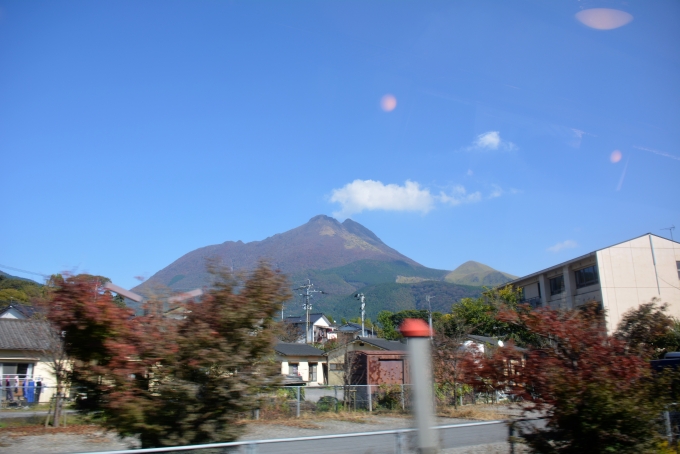 鉄道乗車記録の写真:車窓・風景(28)        「由布岳が近くに見えてます。」