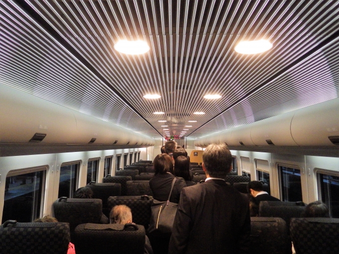 鉄道乗車記録の写真:車内設備、様子(9)     「小倉で進行方向が反対になるため乗客が一斉に立って座席を反対側に倒して座り直します。
また小倉から博多までは通勤客も大勢乗ってくるので自由席は立って乗る人でこんな状態になります。」