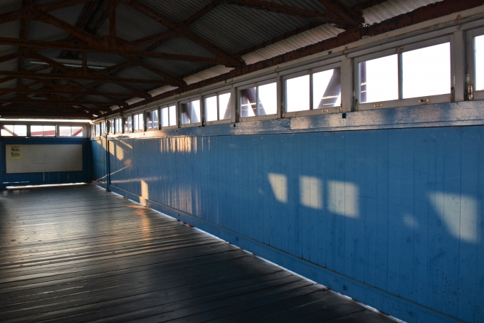 鉄道乗車記録の写真:駅舎・駅施設、様子(3)        「跨線橋に当たる朝日も気持ちがいいもんです。」