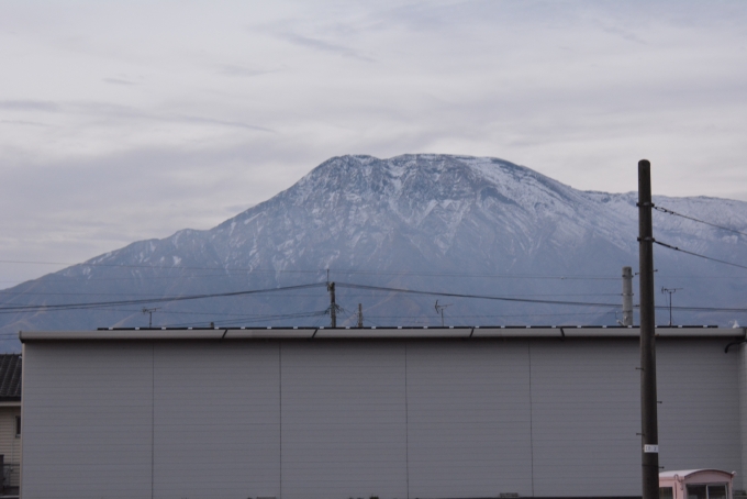 鉄道乗車記録の写真:駅舎・駅施設、様子(5)        「阿蘇山の根子岳に雪が積もってます。寒い日でした。」