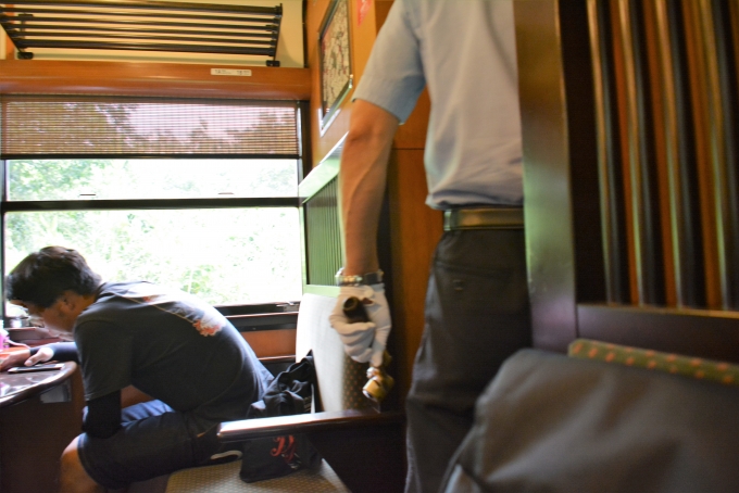 鉄道乗車記録の写真:車内設備、様子(41)        「運転士が車内を前後に移動していきます。」