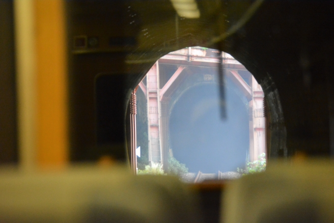 鉄道乗車記録の写真:車窓・風景(18)        「2012年の豪雨の時に内部が崩壊したトンネルだと思います。

トンネル前に補強で鉄骨が設置してあります。

詳しくは宮地駅で資料展示してあります。」