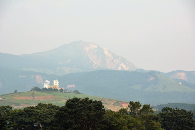鉄道乗車記録の写真:車窓・風景(30)        「丘上は京都大学（国立大学法人）大学院理学研究科附属地球熱学研究施設火山研究センターで後ろが阿蘇山中岳です。」