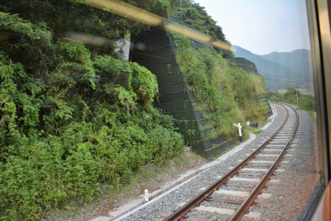 鉄道乗車記録の写真:車窓・風景(39)        「転向線を出て立野駅側へ下っていっているところです。

さっき通った線路には33.5‰の標識がありますが鉄道にとってはとんでもなく急な傾斜となります。」