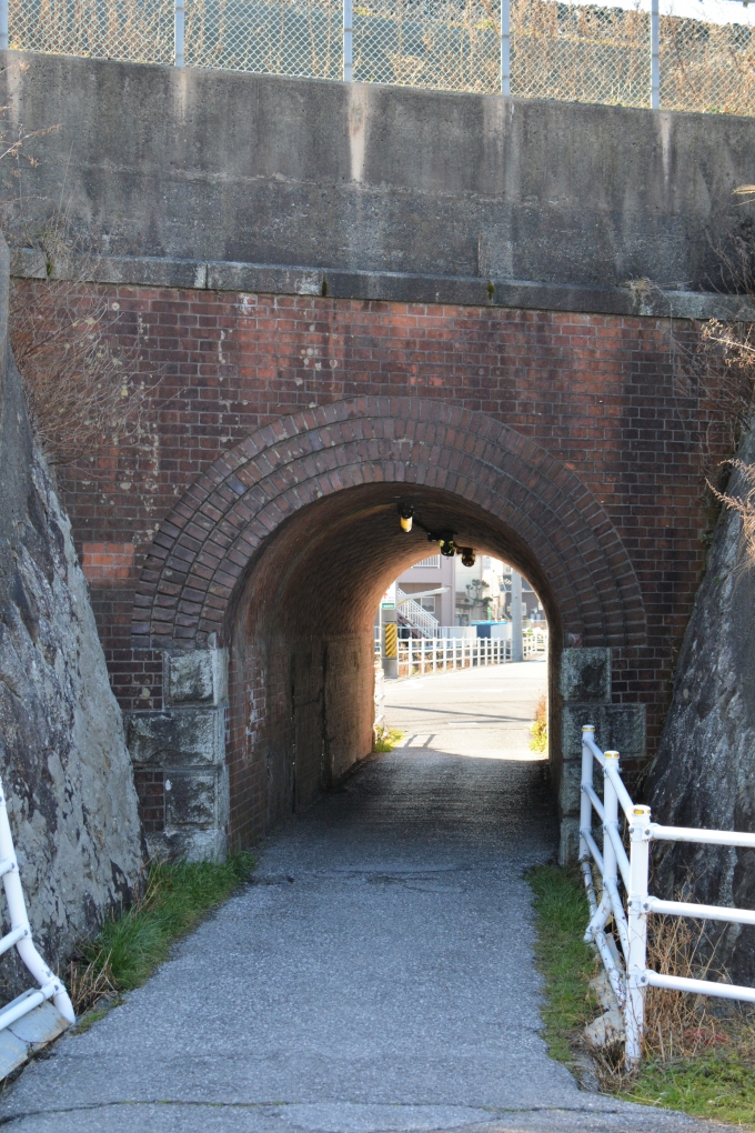 鉄道乗車記録の写真:旅の思い出(1)          「東大垣駅そばのJR東海道線の煉瓦造トンネルですが所謂ここはネジマンポになっていたのでまた後日しっかりと見に行きました。」