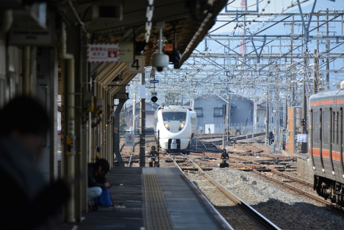 鉄道乗車記録の写真:列車・車両の様子(未乗車)(2)        「名古屋方面行の特急しらさぎが入ってきました。」