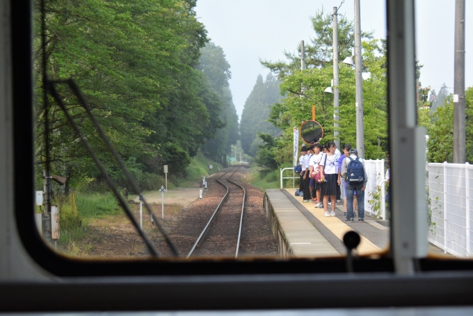 鉄道乗車記録の写真:駅舎・駅施設、様子(18)        「信楽方面への始発列車は貴重な通学の足です。」