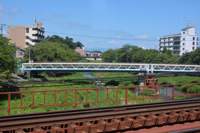 鉄道乗車記録の写真:車窓・風景(8)        「彦根城の外堀ともなっている芹川を超えていきます。
向こうにはJR線が走っていてここから彦根駅まで並行しています。」