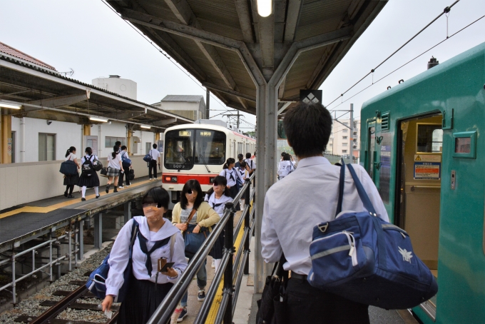 鉄道乗車記録の写真:駅舎・駅施設、様子(6)        「高校生の通学時間で満員まではなかったけど多かったです。
左側には神戸電鉄の電車がいます。」