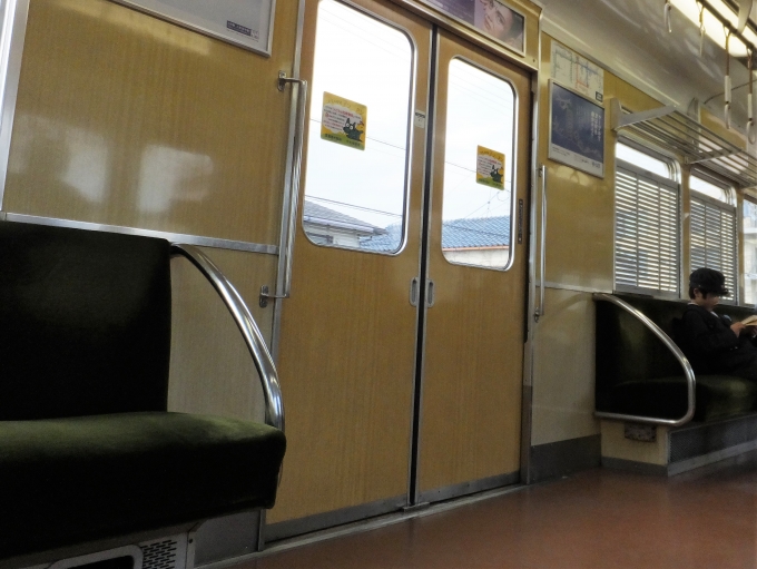 鉄道乗車記録の写真:車内設備、様子(3)        「阪急の車両の遮光はアルミの鎧戸」