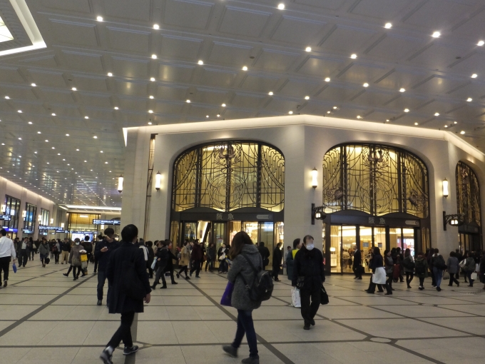 鉄道乗車記録の写真:駅舎・駅施設、様子(4)        「阪急梅田百貨店入口」