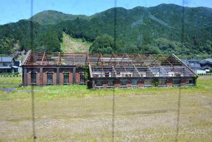 鉄道乗車記録の写真:駅舎・駅施設、様子(2)        「煉瓦造りの機関庫跡」