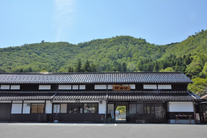 鉄道乗車記録の写真:駅舎・駅施設、様子(7)        「駅舎の後ろの山上に竹田城はあります。
頂上に石垣があるのが見えてます。」