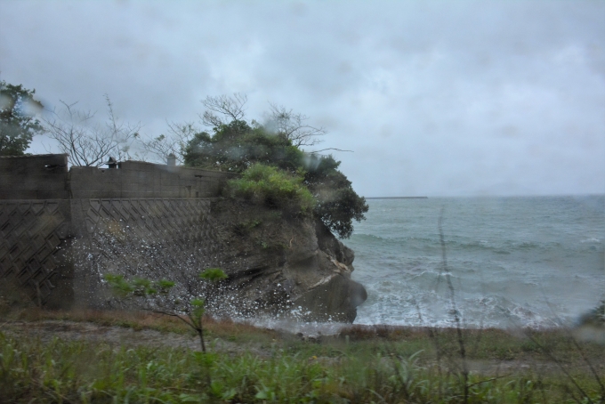 鉄道乗車記録の写真:車窓・風景(11)        「雨も強く海は荒れてました。」