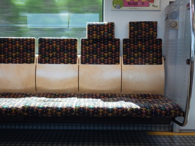 鉄道乗車記録の写真:車内設備、様子(1)        「JR九州は水戸岡氏のデザインで木製の座席が増えていますが決して座り心地がいいものではありません。」