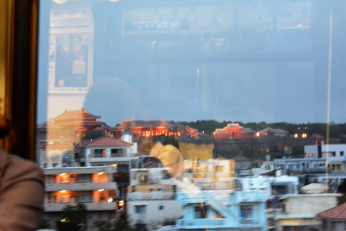 鉄道乗車記録の写真:車窓・風景(2)        「車内からまだこの時は焼失していない首里城正殿がライトアップされているのが見えていました。
これを見たので翌日には首里城のライトアップ撮影のため夜にまた来ました。」
