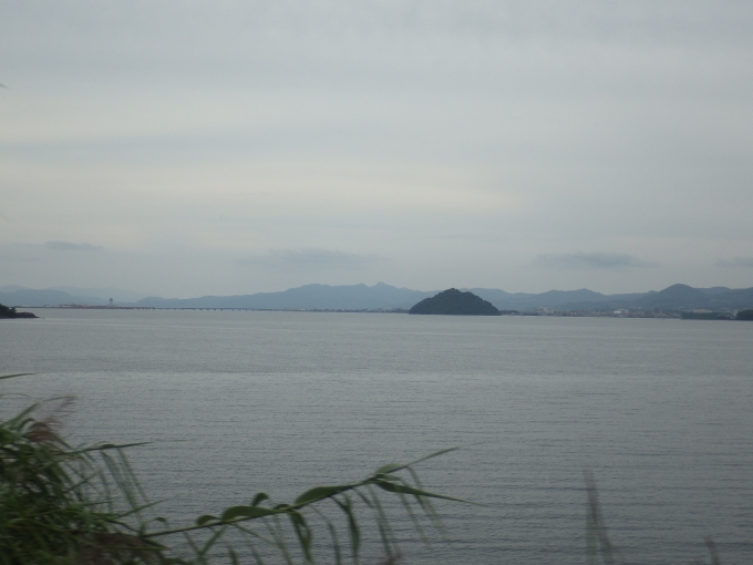 鉄道乗車記録の写真:車窓・風景(12)        「大村湾越しにさっき飛行機で降りた長崎空港が見えてます。」