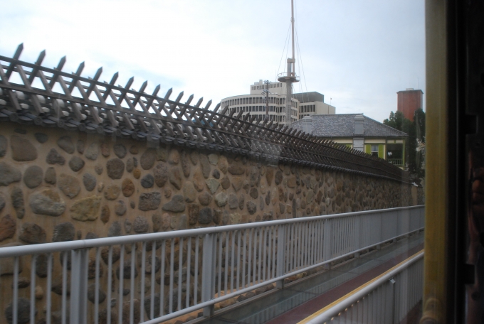 鉄道乗車記録の写真:車窓・風景(5)        「出島の南側の復元塀沿いを走ります。」