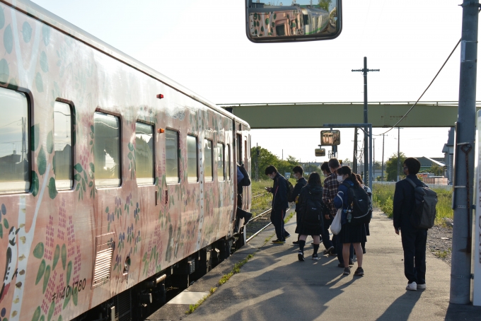 鉄道乗車記録の写真:駅舎・駅施設、様子(5)        「通学には必要な鉄道」