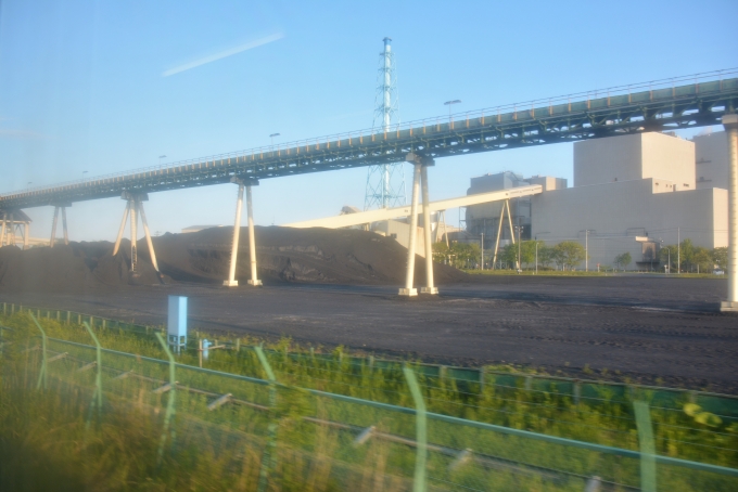 鉄道乗車記録の写真:車窓・風景(9)        「火力発電には輸入した石炭が大量に使用されます。」