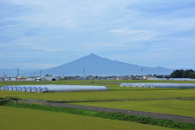 鉄道乗車記録の写真:車窓・風景(13)        「弘前周辺で見る岩木山と違って頂上が尖って見えます。」
