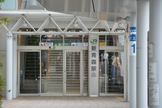 鉄道乗車記録の写真:駅舎・駅施設、様子(1)        「路線バスで着いたらすぐに入口へ」