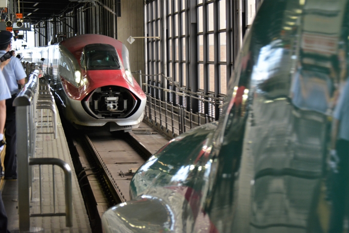 鉄道乗車記録の写真:駅舎・駅施設、様子(8)        「次の列車の乗換時間はたっぷりあったので乗ってきたはやぶさに秋田新幹線が連結する様子を撮りました。

連結完了まで三回停止します。
3」