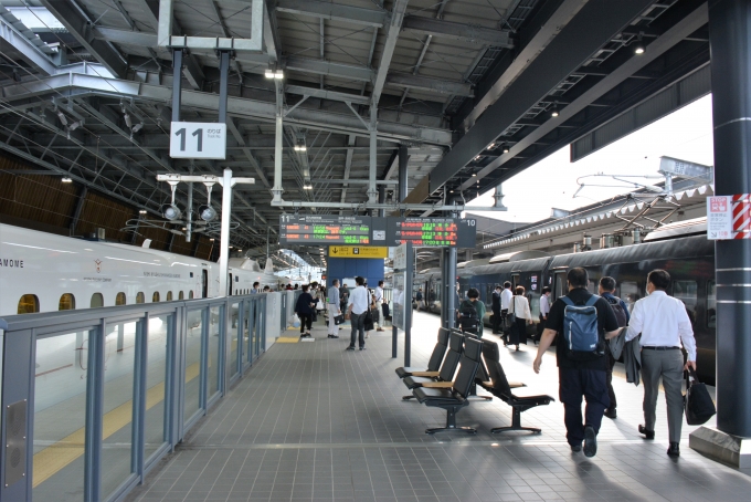 鉄道乗車記録の写真:駅舎・駅施設、様子(10)        「ほぼ全員の乗客が博多行の特急へ乗り換えます。」