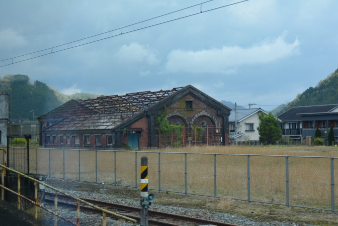 鉄道乗車記録の写真:車窓・風景(10)        「和田山駅横に残る煉瓦造りの機関庫跡」