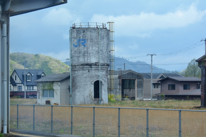 鉄道乗車記録の写真:車窓・風景(11)        「機関庫跡に残る蒸気機関車用給水塔」