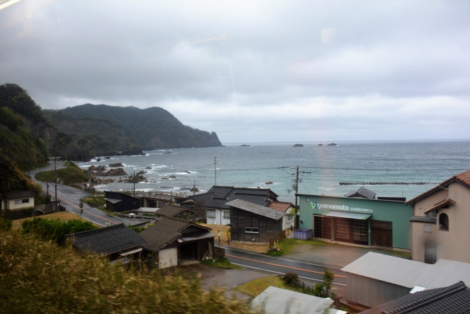 鉄道乗車記録の写真:車窓・風景(11)        「荒波の日本海が見えました。」