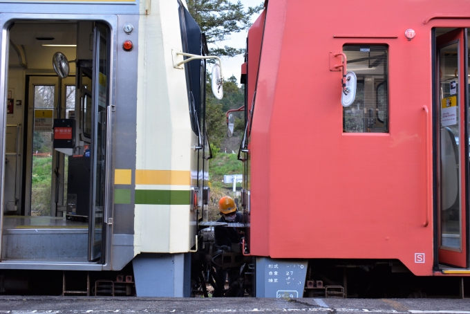 鉄道乗車記録の写真:乗車した列車(外観)(16)        「切り離し作業中」