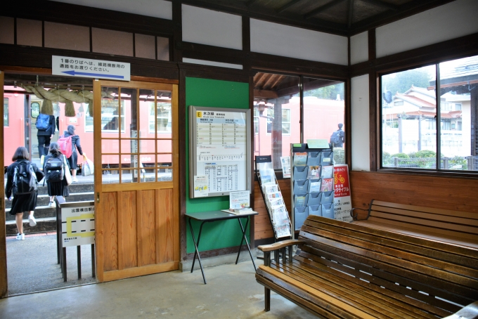 鉄道乗車記録の写真:駅舎・駅施設、様子(18)        「下校の高校生が折り返し宍道行列車に乗り込みます。」