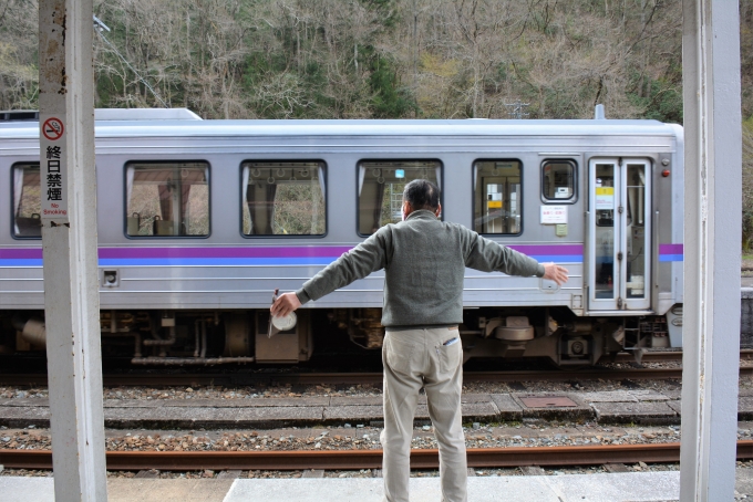 鉄道乗車記録の写真:駅舎・駅施設、様子(12)        「さっき三次から来て折り返し三次へ出発する列車へ手を振られてました。
乗客は一人もいません。」
