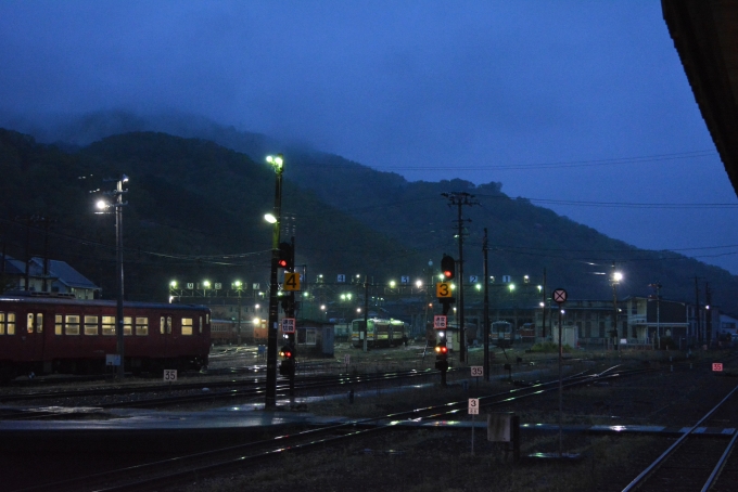 鉄道乗車記録の写真:駅舎・駅施設、様子(3)        「まだ真っ暗です。」