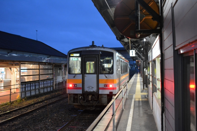 鉄道乗車記録の写真:列車・車両の様子(未乗車)(5)        「津山は4方向3路線の交通の要衝ですから始発から色んな方向への列車が発車します。」