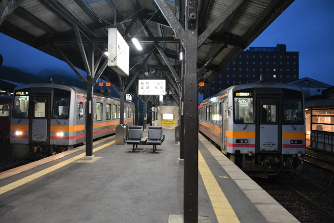 鉄道乗車記録の写真:乗車した列車(外観)(7)        「左の2番線が姫新線の最初に乗った列車です。」