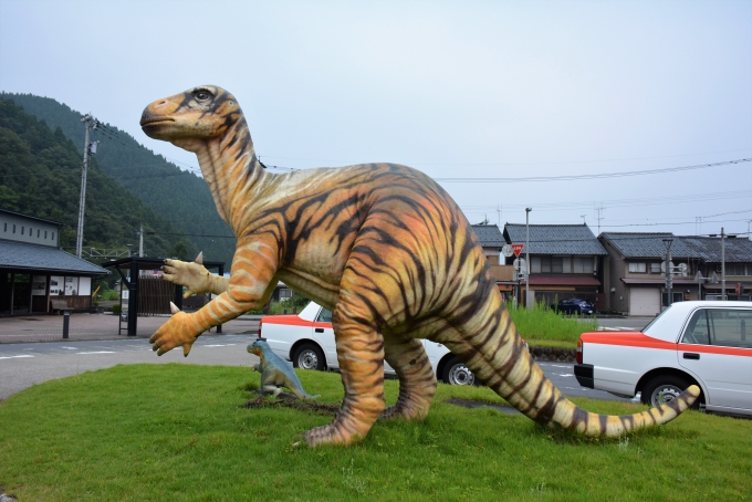 鉄道乗車記録の写真:駅舎・駅施設、様子(30)        「ここにも恐竜

恐竜博物館へはこの駅が最寄りですがバスになります。
詳細は調べてから行ってください。」
