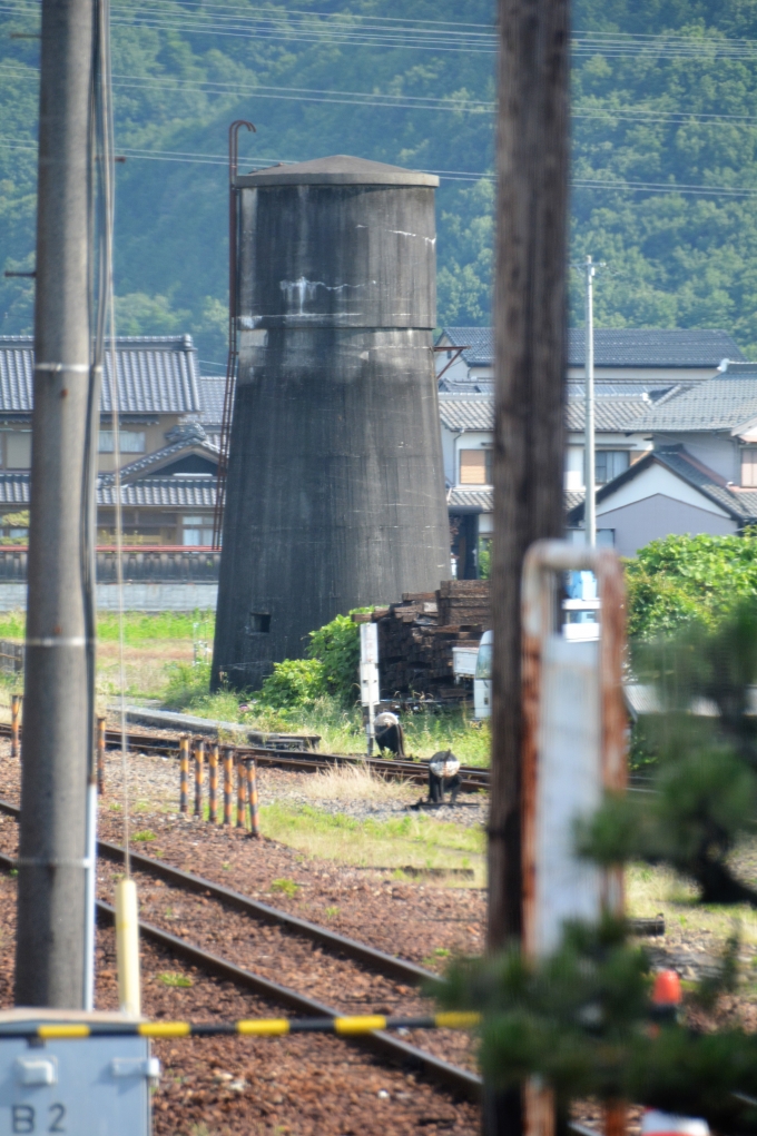 鉄道乗車記録の写真:駅舎・駅施設、様子(12)        「ここには蒸気機関車運行時代の給水塔が残っていました。」