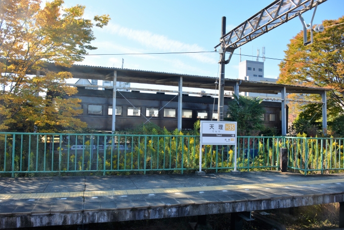 鉄道乗車記録の写真:駅舎・駅施設、様子(10)        「駅横には蒸気機関車D51 691に牽引される形の客車オハ61 930も保存されています。」
