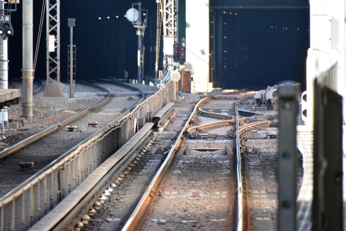 鉄道乗車記録の写真:駅舎・駅施設、様子(2)        「この路線は第三軌条で集電方式の路線です。」