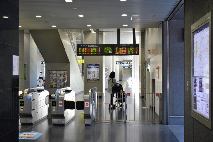 鉄道乗車記録の写真:駅舎・駅施設、様子(12)        「けいはんな線に乗ってここまで来ればJRに乗換て新大阪方面へ梅田、大阪を通らずに行けるようになっています。」