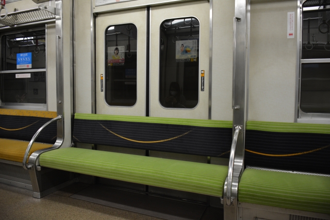鉄道乗車記録の写真:車内設備、様子(1)        「通勤時間に座席が上がって扉が増える構造」