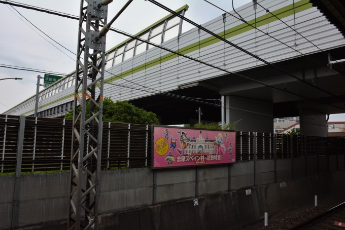 鉄道乗車記録の写真:駅舎・駅施設、様子(3)        「駅の上には名神高速道路が通っています。」