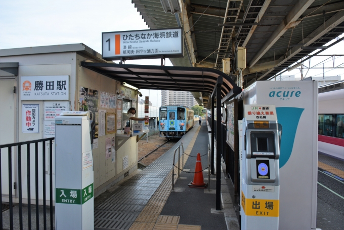 鉄道乗車記録の写真:列車・車両の様子(未乗車)(11)        「16分遅れで勝田に到着。
ひたちなか海浜鉄道の車両も遅延に付き合ったみたいでした。」