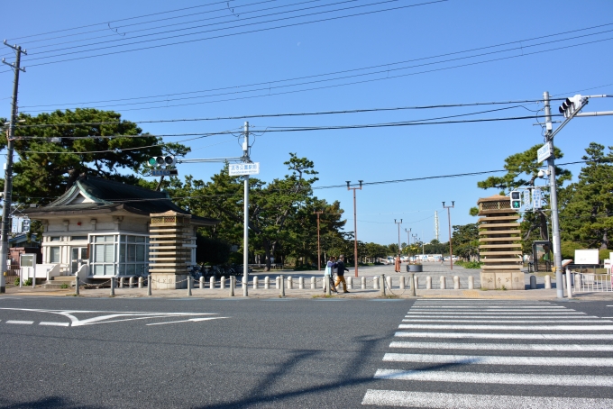 鉄道乗車記録の写真:駅舎・駅施設、様子(24)        「浜寺公園入口は目の前」